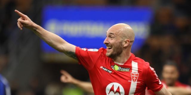 足球直播-后卫两次进球+门将三度救险！国米惨遭旧将反戈