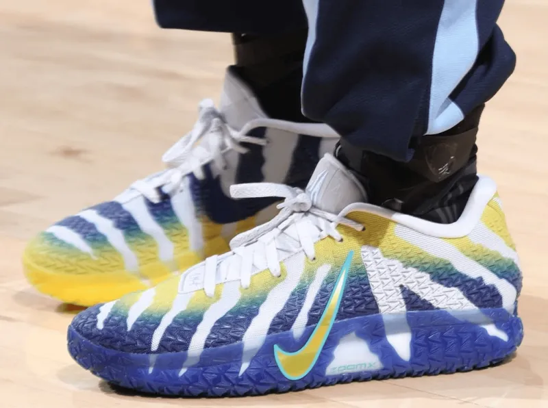 足球直播-莫兰特穿着莫瑞州立大学配色JA3，得到23分12助攻3盖帽